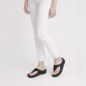 FitFlop Women's Lulu Glitter Toe-Thongs in black. 
Sz‎ 7